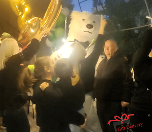 Πάρτυ γενεθλίων. Gift Delivery  Λευκή Πολική Αρκούδα για γενέθλια. Ιδέες για δώρα. Ξεχωριστό δώρο για  Γενέθλια. Δώρο για πάρτυ γενεθλίων. Μοναδικά δώρα γενεθλίων . Έκπληξη για τα γενέθλια.